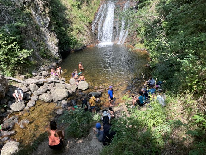 The must-see summer walks in Lozère: behind the trees, the sumptuous Rûnes waterfall