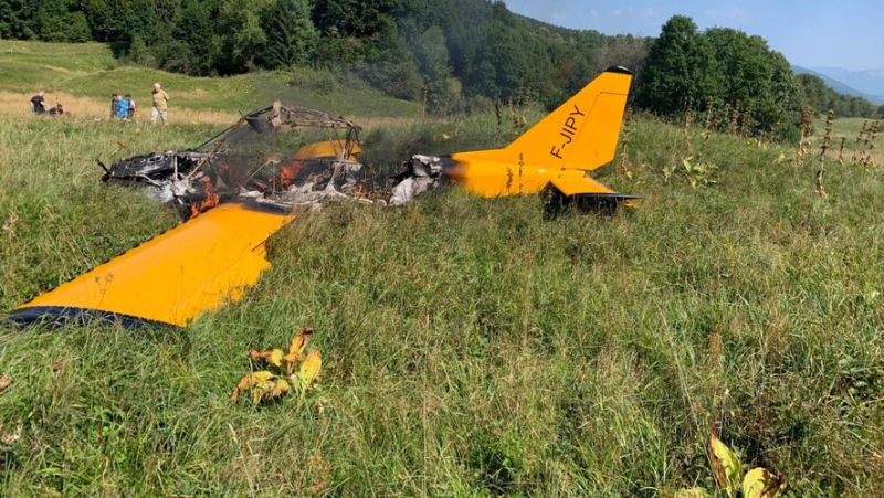 A microlight makes an emergency landing in the mountains for an unknown reason, the aircraft catches fire once on the ground