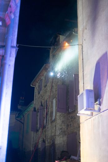 Building ravaged by fire in downtown Millau, 23 people evacuated