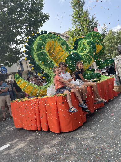 Les Grandes Fêtes de Mende apportent de la joie et de la couleur dans les rues de la ville