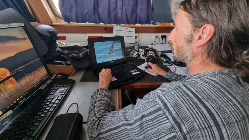 Who are these scientists who are boarding the Ifremer oceanographic vessel from Sète ?