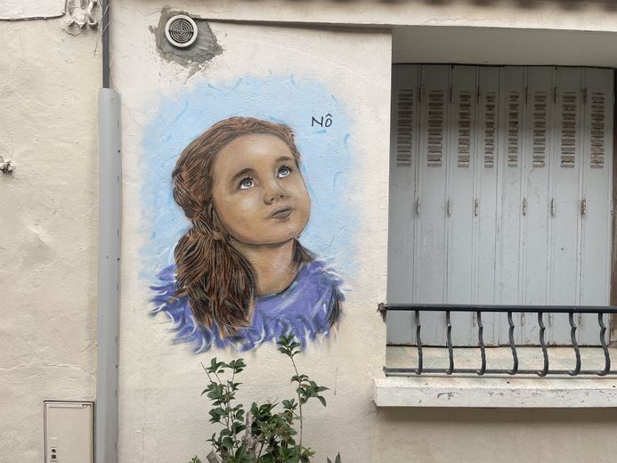 In Sète, a stone&#39;s throw from Rue de Tunis, a new graffiti is growing on the walls