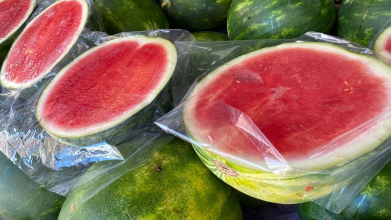 Grapefruit and watermelon: why it is potentially dangerous to consume these fruits at the same time as medication ?