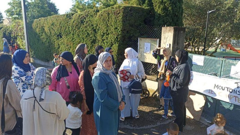 Parents of students demonstrate against a class closure at the Casanova school in Mas de Mingue in Nîmes