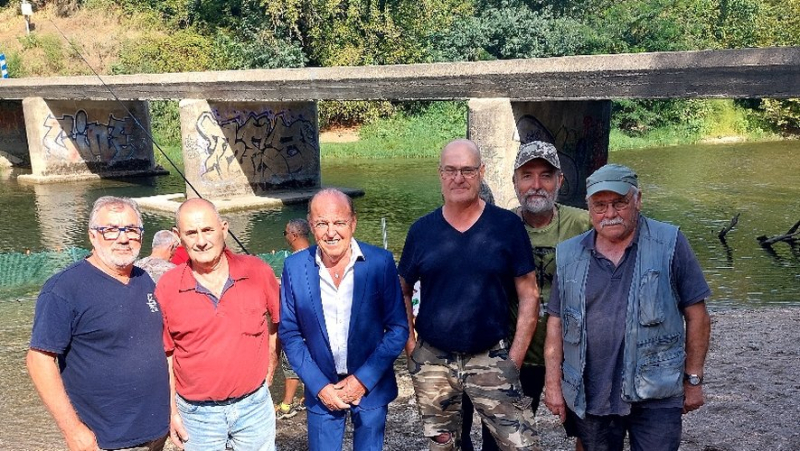 The children teased the trout in the Cèze at the Carmignan footbridge