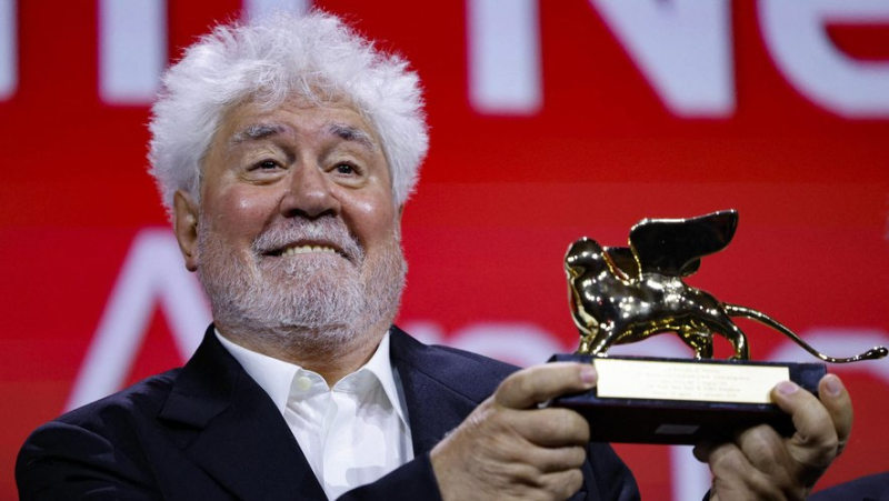 Pedro Almodovar, Lion d'or à Venise pour son premier film américain, un plaidoyer sur le suicide assisté