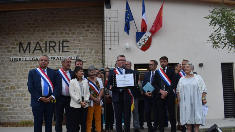 More than 500 people present Friday evening in Saint-Julien-de-Peyrolas: "Inaugurating a town hall is rare", declared the prefect