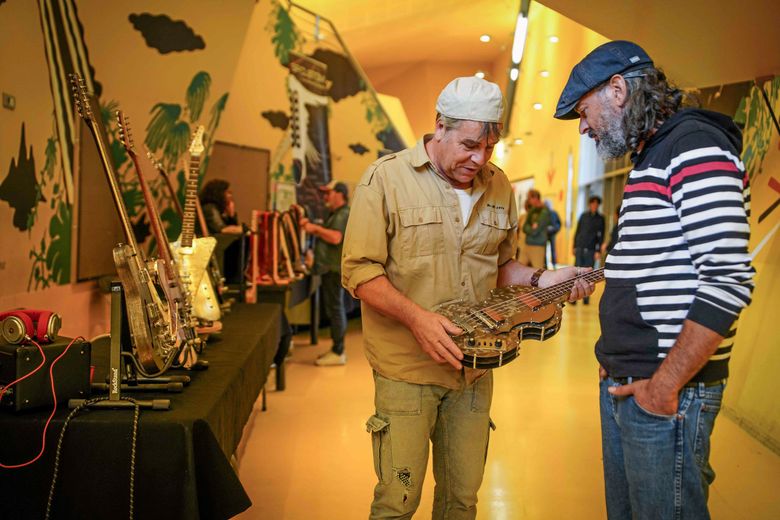 "J'ai vu cette vieille planche de skate qui traînait chez moi" : des guitares toujours plus originales présentées au Salon des artisans de la guitare de Nîmes