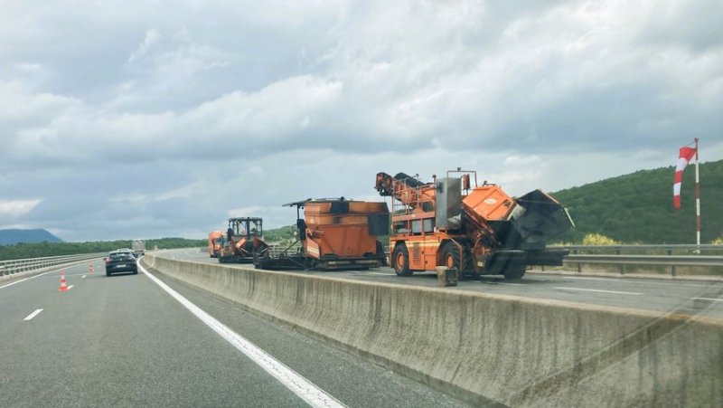 Road resurfacing works on the A75 in Aveyron between l&#39;Hospitalet du Larzac, la Couvertoirade and Cornus