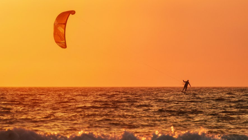 Une rafale l’a "projeté contre la façade d’une maison" : emporté par le vent, un homme meurt en pleine séance de kitesurf