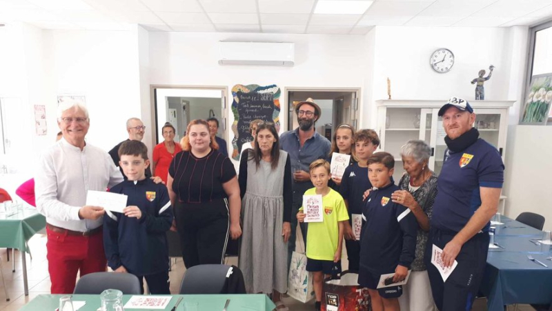 Young players from the Bagnols Pont Football Club at the table at the Maison des alternatives solidaires in Bagnols-sur-Cèze