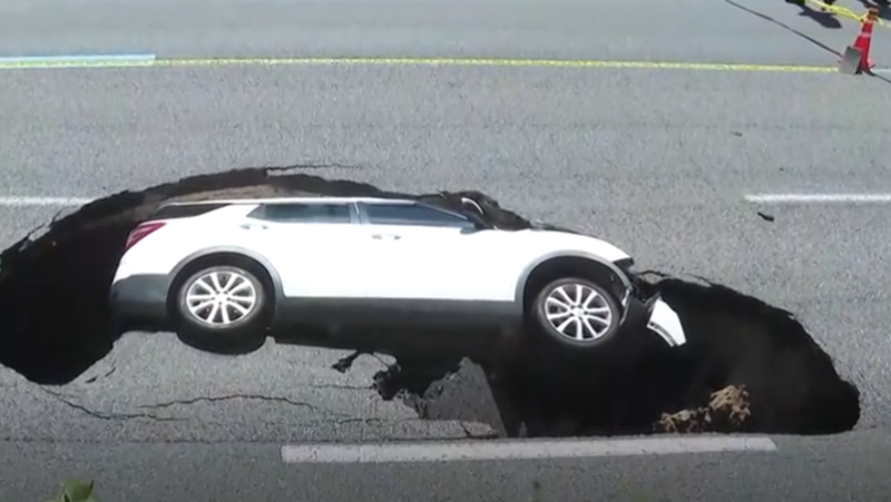 VIDÉO. Leur voiture se renverse sur le côté et tombe soudainement dans un gouffre de 2,5 mètres : un couple de personnes âgées blessé