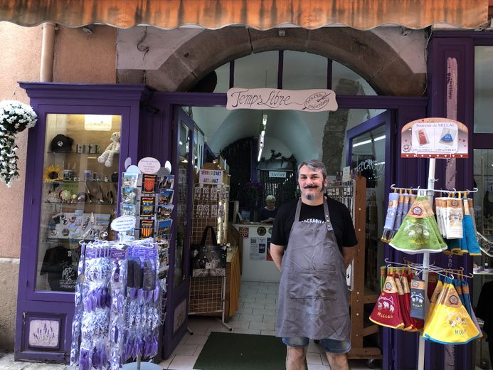 Dans la rue Droite à Millau, Nicolas Julien travaille le verre avec passion