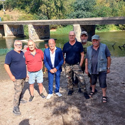 The children teased the trout in the Cèze at the Carmignan footbridge