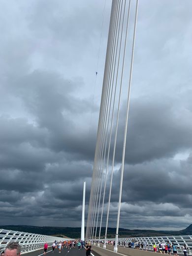 Viaduc de Millau : l’incroyable vidéo de Nathan Paulin suspendu à plus de 300 mètres au-dessus du sol