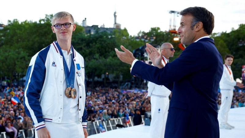 VIDEO. Paris 2024 Olympic Parade: "Ladies and gentlemen mentioned above, Mr. Félix Lebrun", when Emmanuel Macron decorates the French ping pong prodigy