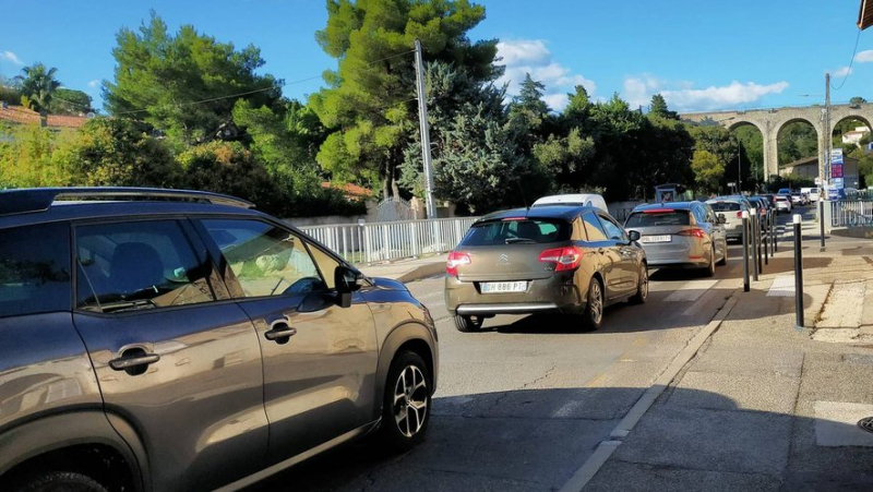 Traffic jams with one-way traffic