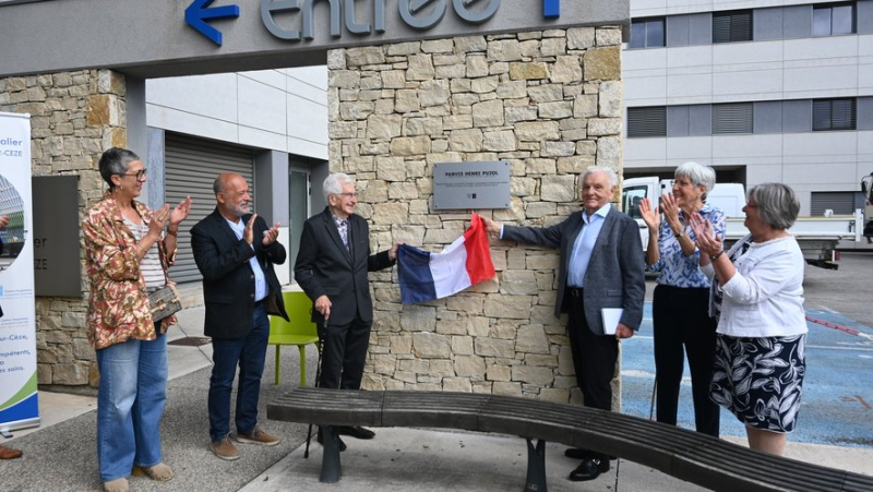 Cancer specialist Henri Pujol unveils a plaque in his name at the Bagnols-sur-Cèze hospital which is celebrating its 50th anniversary