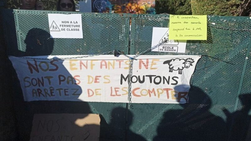 Parents of students demonstrate against a class closure at the Casanova school in Mas de Mingue in Nîmes