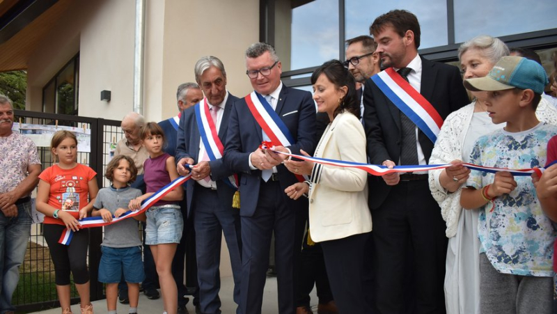 More than 500 people present Friday evening in Saint-Julien-de-Peyrolas: "Inaugurating a town hall is rare", declared the prefect