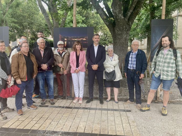 Quand le viaduc de Millau joue le "top model" sous les objectifs de dizaines de photographes pour une exposition