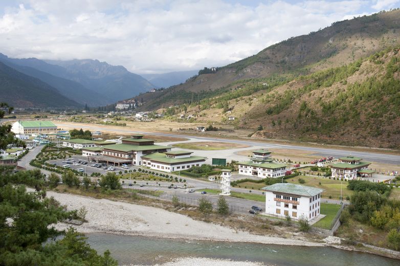 Only about fifty pilots are allowed to land there: this airport is considered one of the most dangerous in the world.