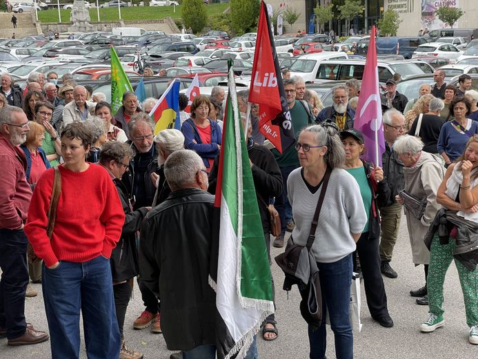 A hundred people gathered in Mende against "Macron&#39;s coup"