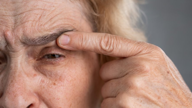 Your eyelid starts twitching without warning: we explain what it means