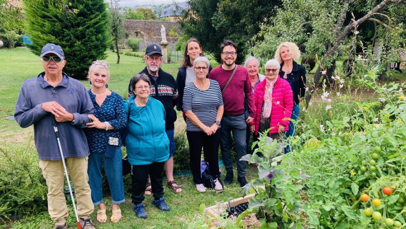 In the therapeutic garden of Adoration, the elders have kept the memory of the gestures of the vegetable garden