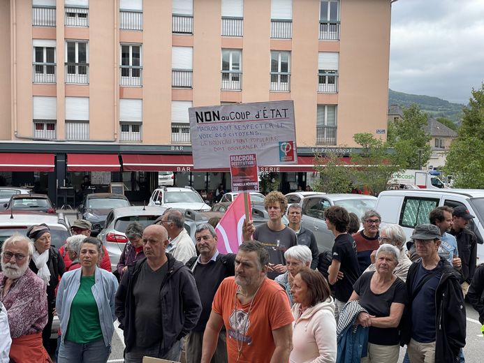 A hundred people gathered in Mende against "Macron&#39;s coup"