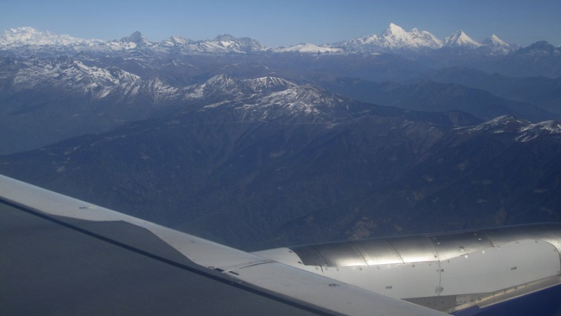 Only about fifty pilots are allowed to land there: this airport is considered one of the most dangerous in the world.