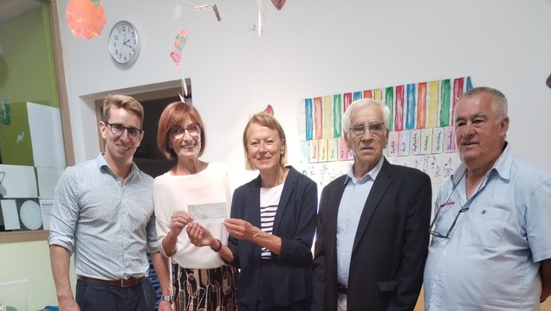 Kiwanis Mende offers €750 to the Early Childhood structures of the Intercommunal Social Action Center Cœur de Lozère