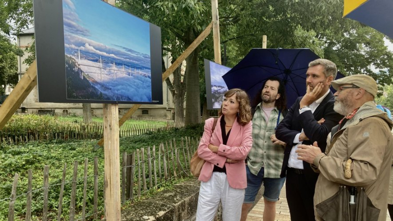 Quand le viaduc de Millau joue le "top model" sous les objectifs de dizaines de photographes pour une exposition