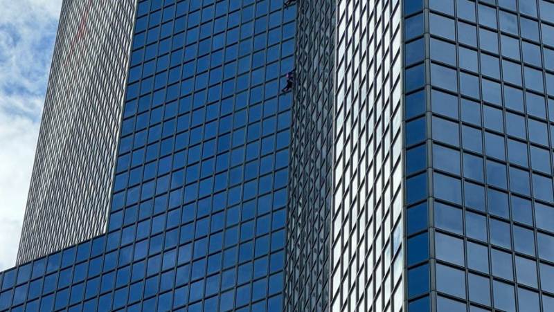 The Total Tower with bare hands: first free solo for Hérault climber Seb Bouin and a big fright for Alain Robert