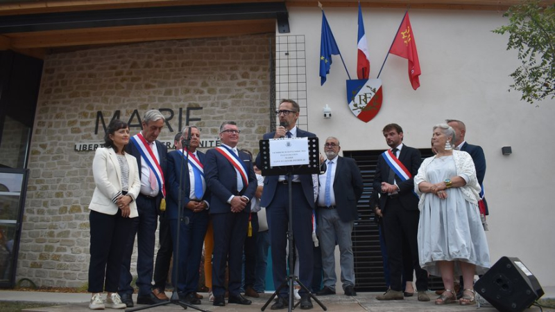 More than 500 people present Friday evening in Saint-Julien-de-Peyrolas: "Inaugurating a town hall is rare", declared the prefect