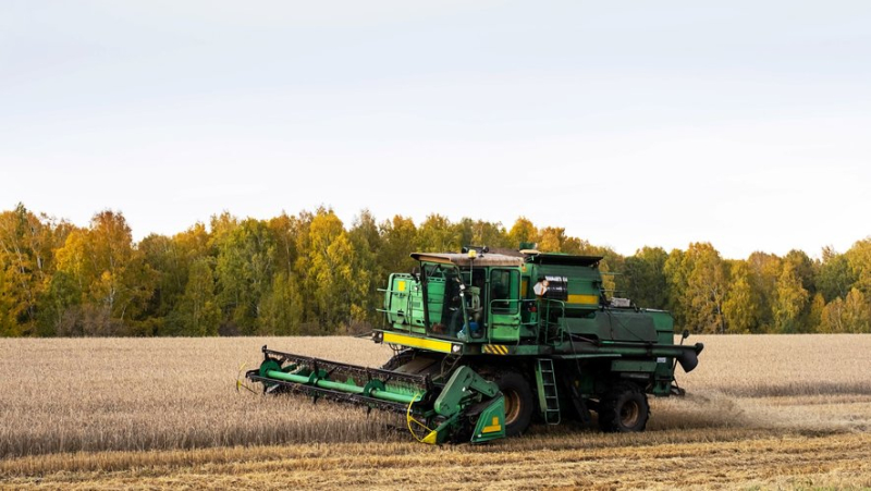 Feet caught in his farm machine: Farmer seriously injured after getting his legs stuck in the bin of his combine harvester