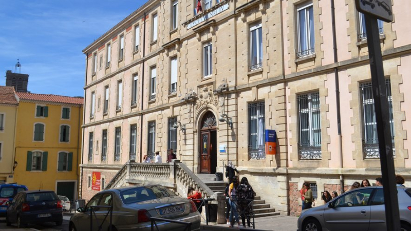 Parents and teachers mobilized against the non-replacement of a teacher at the Henri IV high school in Béziers.