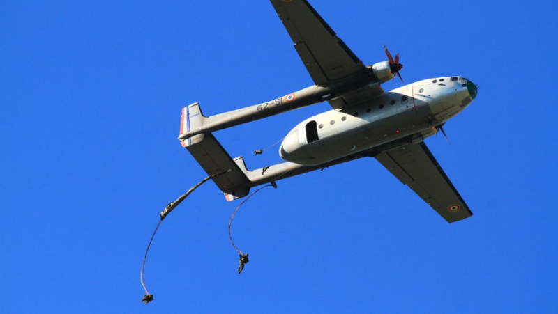 Parachute commandos jump on Pujaut, where the first French military parachute training center was created