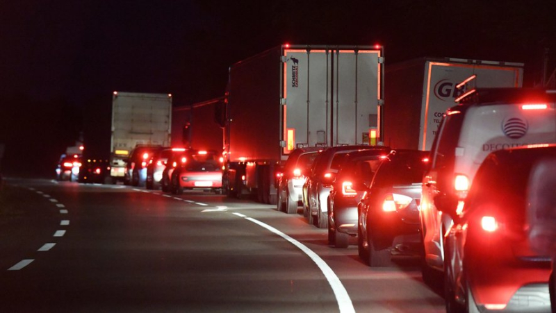 Il enferme trois voleurs dans la remorque de son camion : les malfrats étaient en train de siphonner l'essence de son véhicule