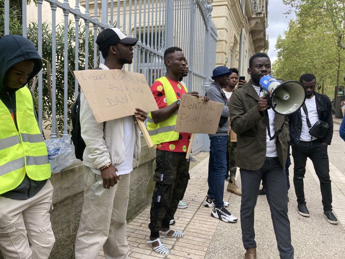 In Nîmes, around thirty migrants demonstrate in front of the administrative court for the renewal of residence permits