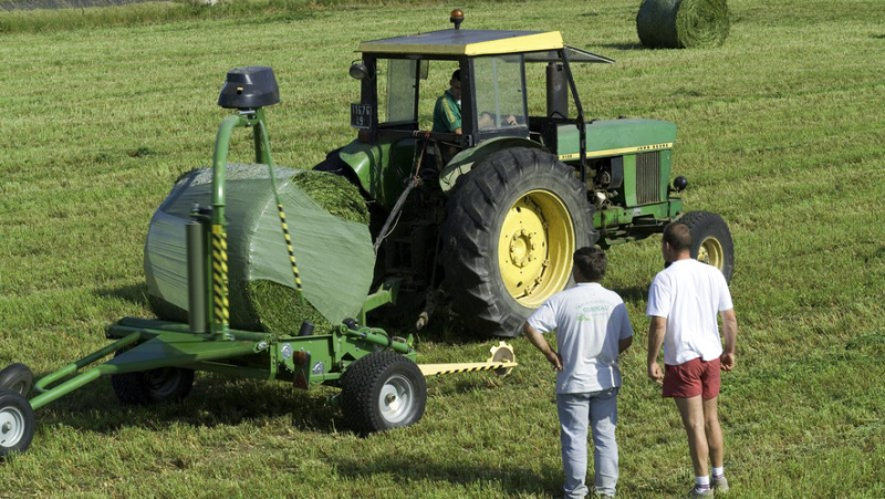 His leg was caught in the machine: 17-year-old seriously injured after getting stuck in corn baler