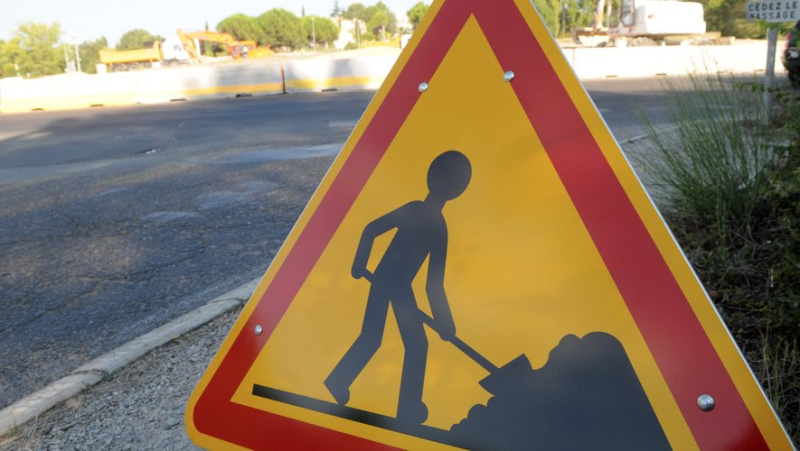 Road resurfacing work on the bridge over the Rieufrais at Bastide-Puylaurent on the RD906