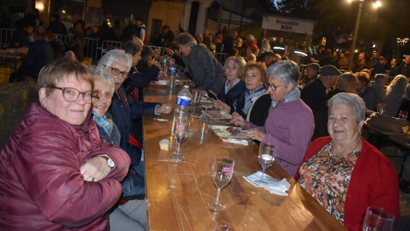 The crowd enjoys great feasts in a medieval atmosphere