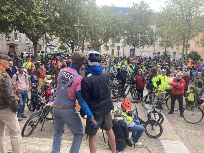 The friendly and pleasant invasion of the "vélorutionary" approach in the streets of downtown Millau