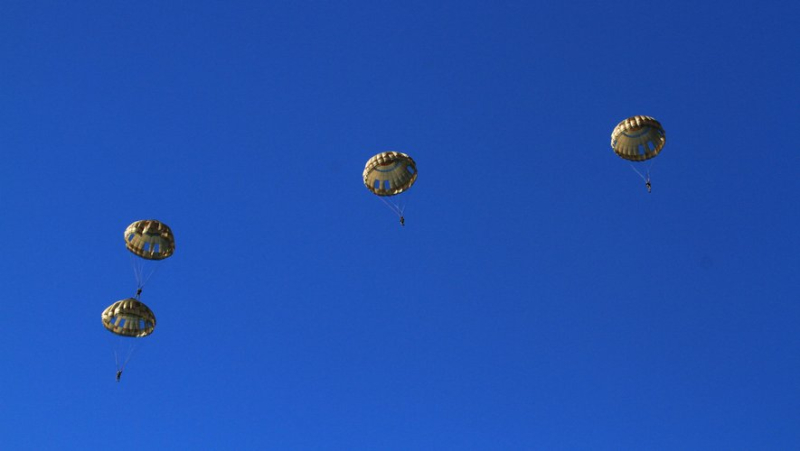 Parachute commandos jump on Pujaut, where the first French military parachute training center was created