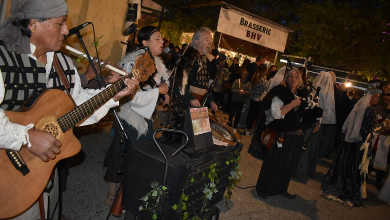 The crowd enjoys great feasts in a medieval atmosphere