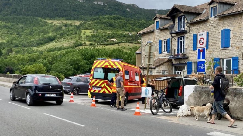 A slight collision between a bicycle and a car on avenue du Pont-Lerouge in Millau