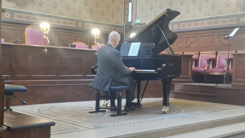 Concert de piano dans la salle d’audience de la cour d’appel de Nîmes