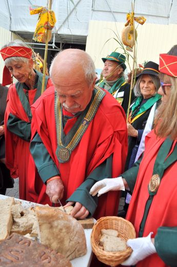 The Bread of Charity, ritual of the Consuls