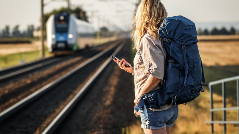 How can young people travel cheaply by train in Europe ?